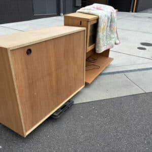 神戸市で不用品回収(テレビ台・棚)致しました