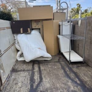 佐賀市で空き家を片付ける際に家具や布団など回収